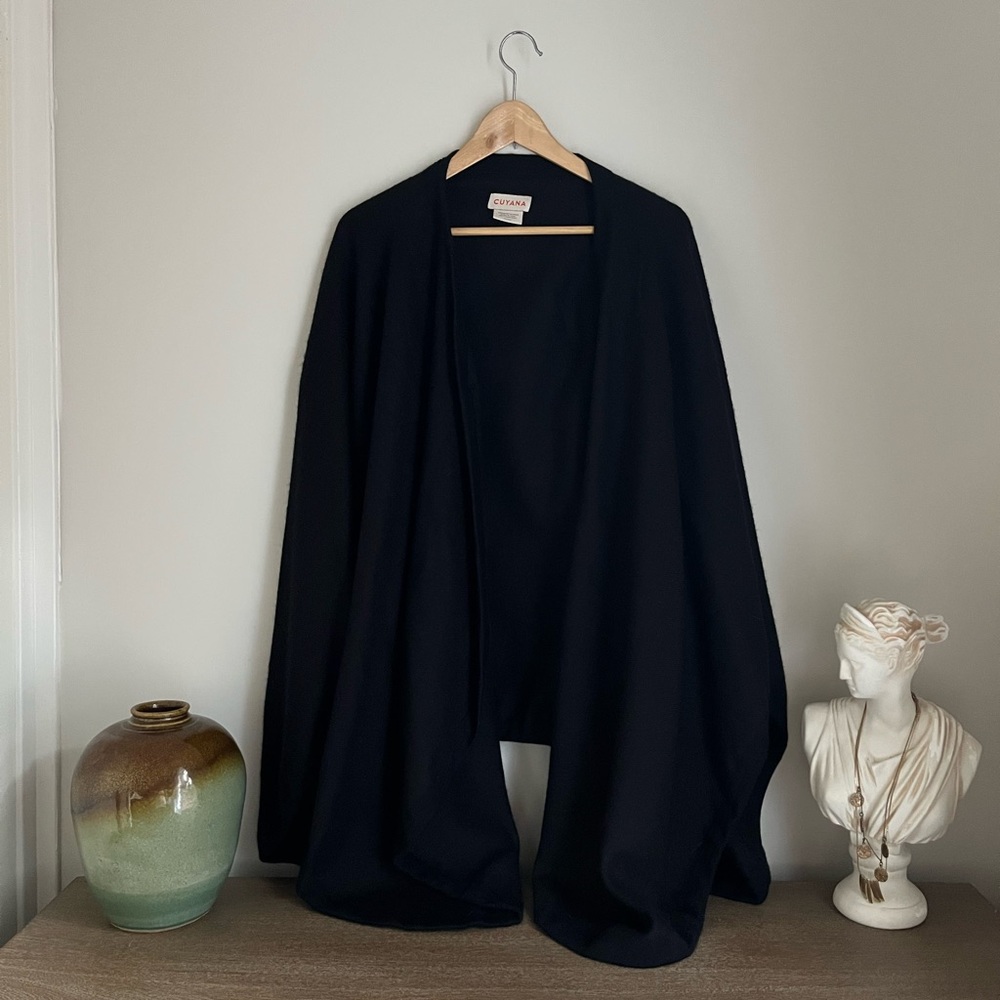 Cuyana Baby Alpaca Cape - black - one size